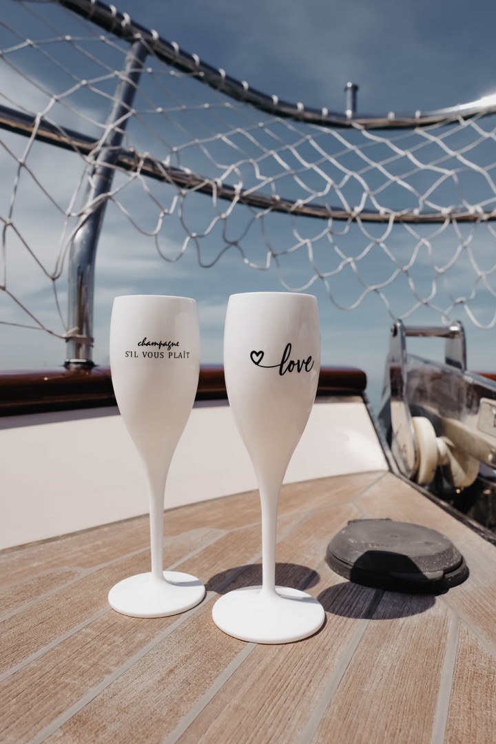 Два бокала на Яхте